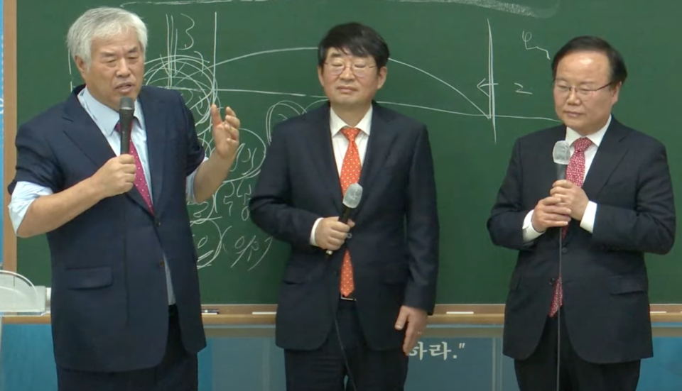 ▲ 전광훈 사랑제일교회 담임 목사(왼쪽)가 김재원 국민의힘 최고위원(오른쪽)과 대화하고 있다. ⓒ 유튜브 너알아 TV 캡쳐