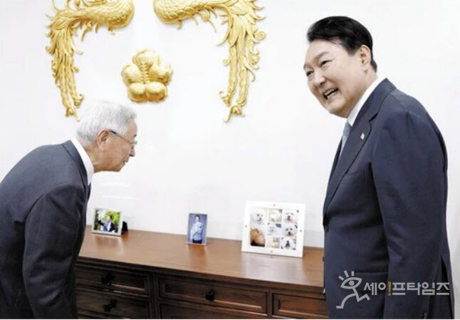  ▲ 윤대통령이 자신의 애완견을 요미우리신문 대담자에게 소개시키고 있다. ⓒ 요미우리