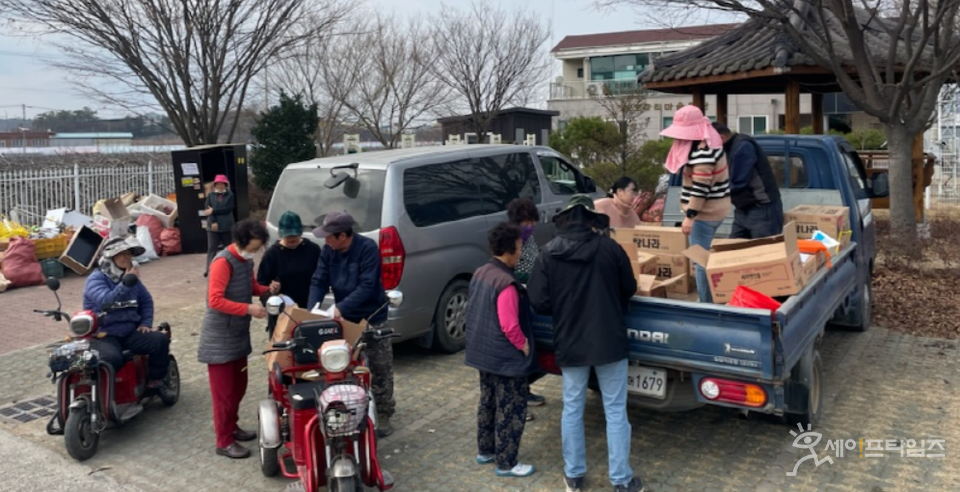 ▲ 경북 영천시 관계자가 과수화상병 감염예방을 위해 지역 내 농가 주민들에게 사전방제 약제를 나눠주고 있다. ⓒ 영천시