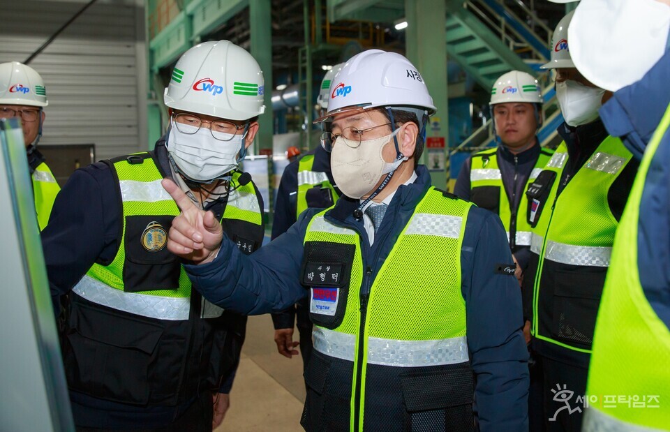 ▲ 박형덕 한국서부발전 사장(가운데)이 찾아가는 CEO 안전컨설팅의 일환으로 충남 태안발전본부를 찾아 안전점검을 하고 있다. ⓒ 서부발전