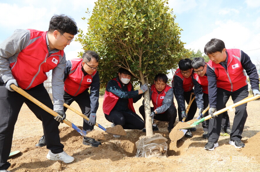 ▲ LG생활건강·울산시·지역사회 관계자들이 울산의 한 공원에서 꿀벌의 공원 식재행사로 밀원식물을 심고 있다. ⓒ LG생활건강