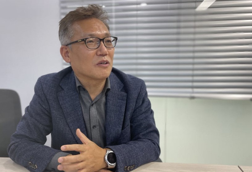 ▲ AI 신약 개발과 희귀질환제를 개발하고 있는  파로스아이바이오 윤정혁 대표가 코스닥 상장 예비 심사에 통과한 뒤 회사 정책을 설명하고 있다. ⓒ 파로스아이바이오