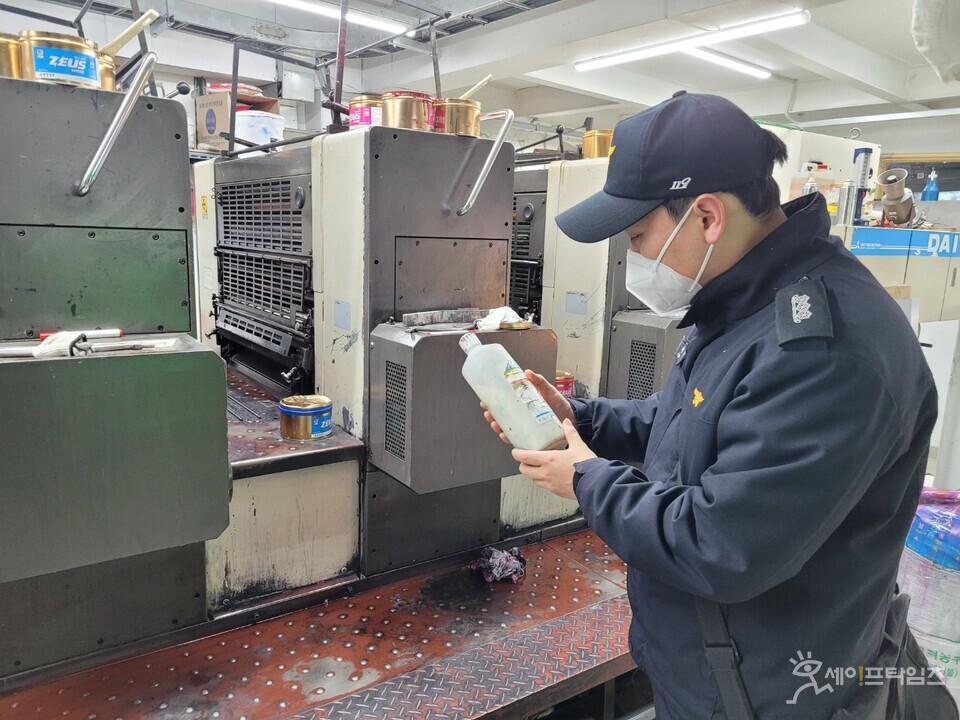 ▲ 서울시 소방재난본부 기동단속팀원이 화재위험성이 높은 물질을 취급하는 공장의 위험물 안전관리 행위를 점검하고 있다. ⓒ 서울시