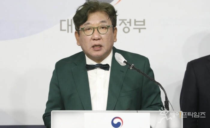 ▲ 김상협 위원장은 정부안이 수십개의 관련 부처와 수차례의 이해 관계자들과의 협의를 거쳤고, 환경단체·청년단체를 대상으로 공청회를 열어 국민의 뜻을 반영하겠다고 밝혔다. ⓒ 김성진 기자