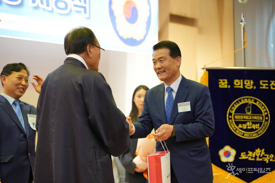 ▲ 이승로 서울 성북구청장(오른쪽)이 제12회 도전한국인 청렴부문 대상에 선정돼 수상을 하고 있다. ⓒ 성북구