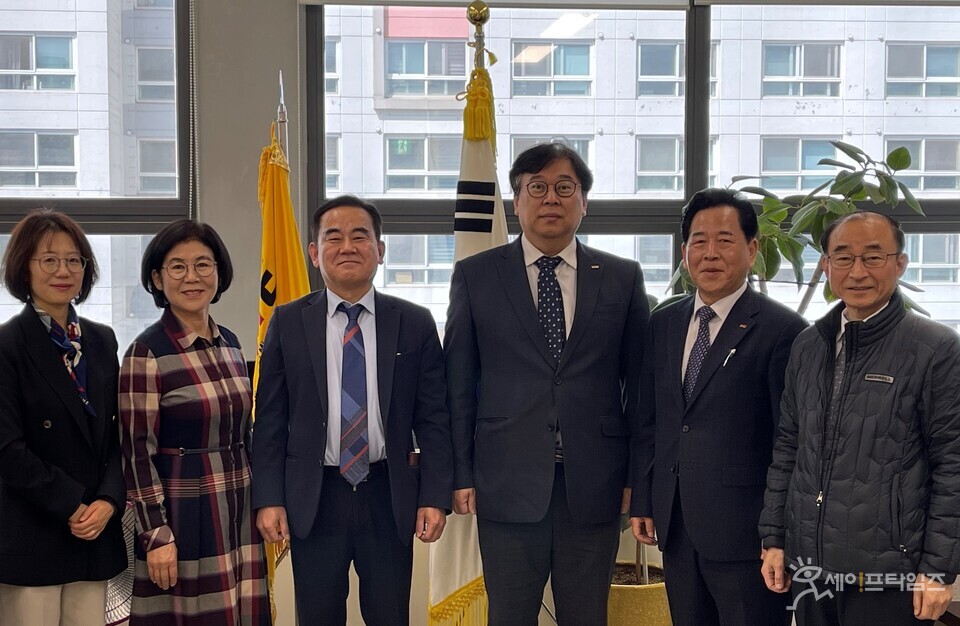 ▲ 손철옥 경기도소비자단체협의회장(왼쪽 세번째)과 이상백 경기도소상공인연합회장(오른쪽 세번째)을 비롯해 관계자들이 지역 소비자와 사업자의 상생을 위해 간담회를 하고 있다. ⓒ 경기도소비자단체협의회