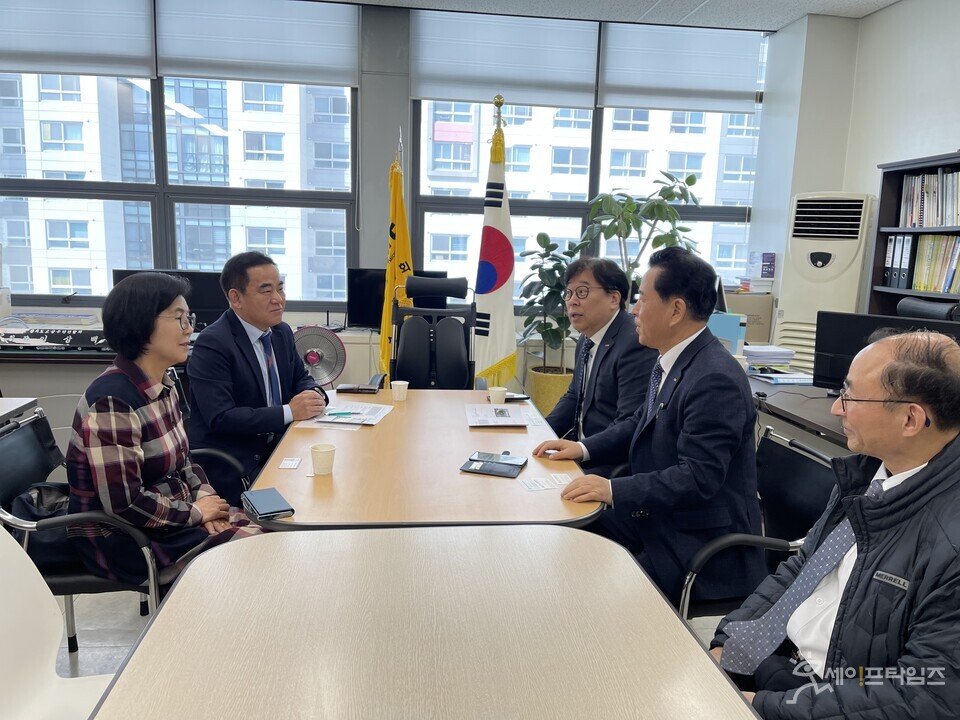 ▲ 경기도소비자단체협의회와 경기도소상공인연합회 관계자들이 지역 소비자와 사업자의 상생을 위해 간담회를 하고 있다. ⓒ 경기도