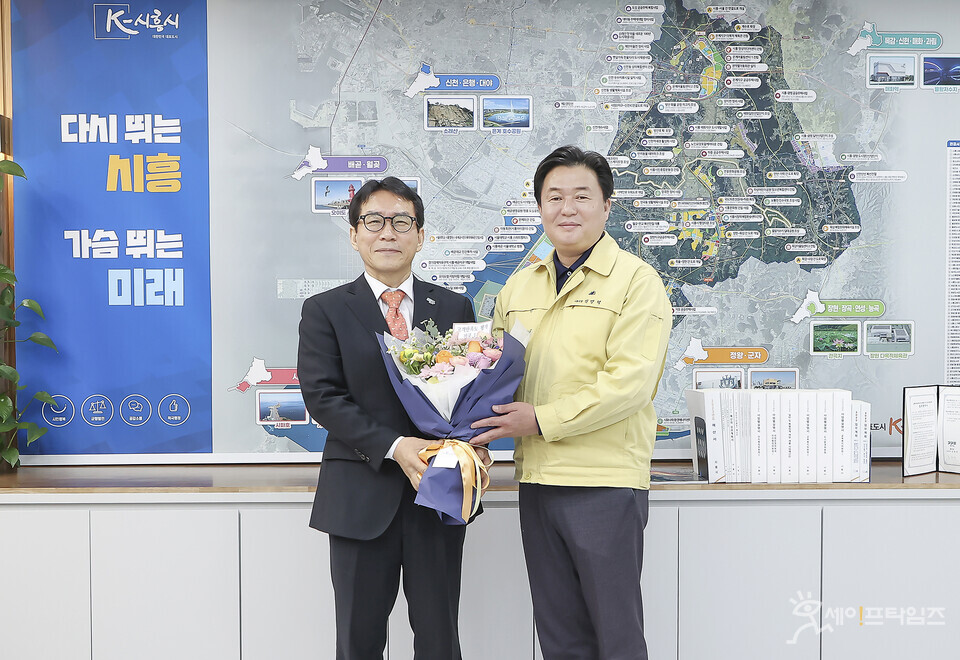 ▲ 경기도 시흥도시공사가 2022 전국지방공기업 고객만족도 조사에서 전국 1위로 최상위 기관을 달성해 정동선 시흥도시공사장(왼쪽)이 임병택 시흥시장에게 축하를 받고 있다. ⓒ 시흥도시공사