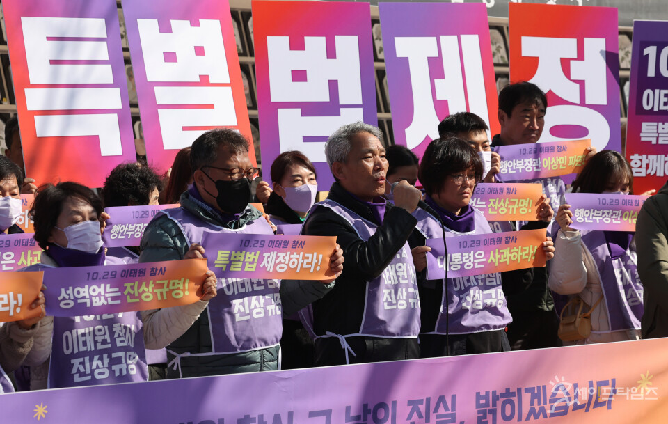 ▲ 이태원 참사 유가족협의회와 시민대책회의가 27일 기자환견을 열고 특별법 제정을 요구하고 있다. ⓒ 김성진 기자