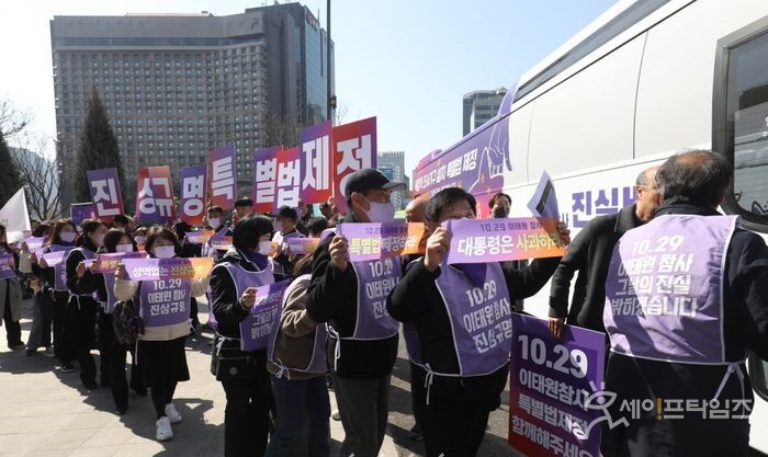 ▲ 이태원 참사 유가족협의회와 시민대책회의 관계자들이 10·29 이태원 참사 진실버스 출발 기자회견을 마치고 버스에 탑승하고 있다. ⓒ 김성진 기자