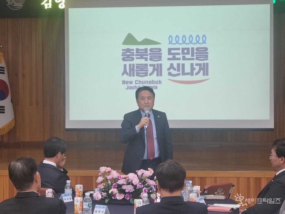 ▲ 김영환 충북지사가 보은군을 방문해 도정 운영방향을 설명하고 주민의 건의 사항을 청취하며 대화의 시간을 가지고 있다. ⓒ 보은군