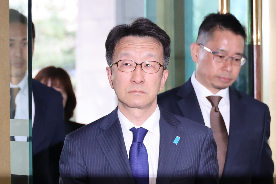 ▲ 일본 정부가 초등학교 교과서 검정 결과를 발표한 28일 오후 외교부에 초치된 구마가이 나오키 주한일본대사관 대사대리(총괄공사)가 서울 종로구 외교부 청사로 들어가고 있다. ⓒ 연합뉴스