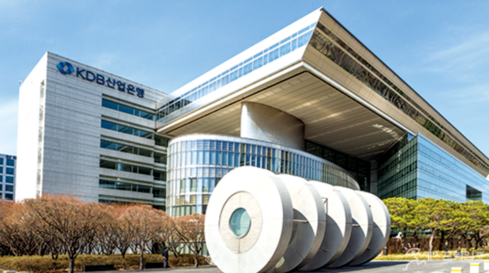 ▲ KDB산업은행의 동남권 지역 본부장 최모씨가 동남권투자금융센터에 둘 난과 화분을 거래처에게 요구했다. ⓒ 산은