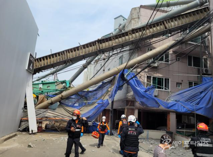 ▲ 신세계건설이 시공하고 있는 울산의 한 아파트 공사 현장에서 항타기가 넘어져 원룸을 덮치는 사고가 발생해 소방 대원들이 수습을 하고 있다. ⓒ 울산소방본부 