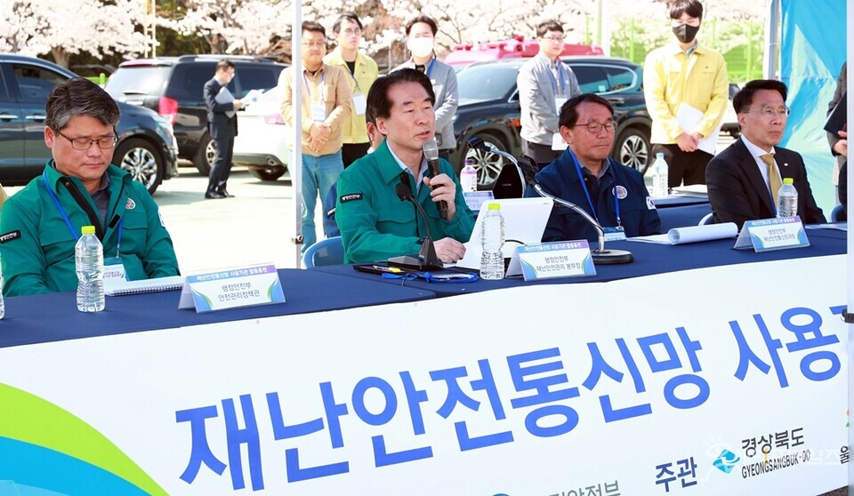 ▲ 김성호 행정안전부 재난안전관리본부장(왼쪽 두번째)이 산불 대응 재난안전통신망 합동훈련에 참가해 현장상황을 살펴보며 지휘하고 있다. ⓒ 행정안전부