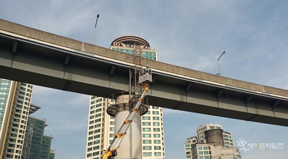 ▲ 서울시설공단 관계자들이 해빙기를 맞아 서울 광진구 청담대교 시설물에 대해 집중 안전점검을 하고 있다. ⓒ 서울시설공단