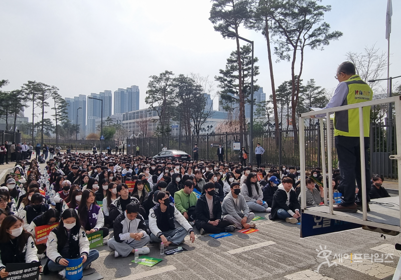 ▲ 전국 임상병리학과 학생 500여명이 충북 오송 보건복지부 앞에서 응급구조사 업무 범위 조정안 반대 시위를 하고 있다. ⓒ 대한임상병리사협회