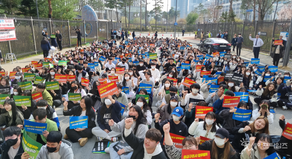 ▲ 전국 임상병리학과 학생 500여명이 충북 오송 보건복지부 앞에서 응급구조사 업무 범위 조정안 반대 시위를 하고 있다. ⓒ 대한임상병리사협회