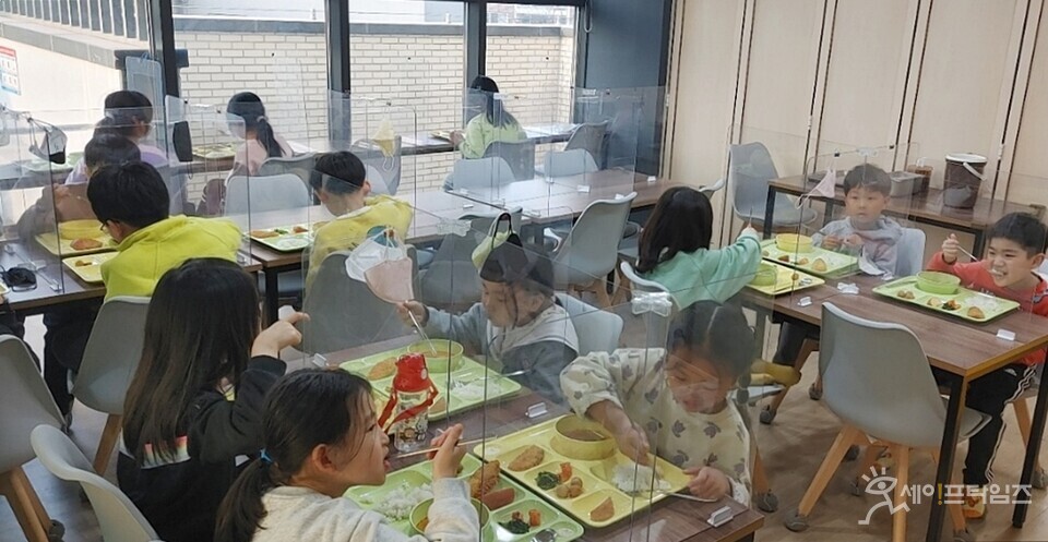 ▲ 서울 노원구 지역 내 초등학생들이 아동식당에서 식사를 하고 있다. ⓒ 노원구