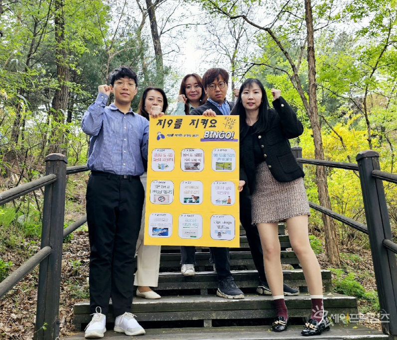 ▲ 서울 성북구도시관리공단 직원들이 제로웨이스트 캠페인을 진행하고 있다. ⓒ 성북구도시관리공단