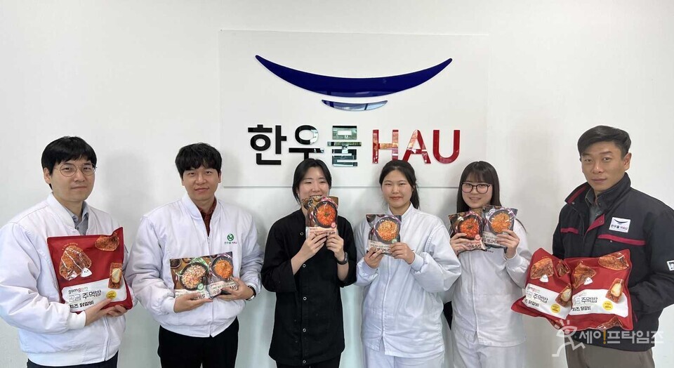 ▲ 쿠팡의 자체 브랜드 상품을 만드는 중소 제조사인 한우물 임직원들이 곰곰 볶음밥, 주먹밥 제품을 들고 홍보하고 있다. ⓒ 쿠팡