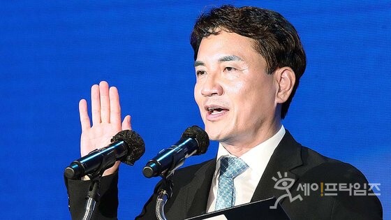 ▲ 김진태 강원지사가 산불 발생 상황에서 업무시간 중 골프를 치러 간 사실이 드러나 빈축을 사고 있다. ⓒ 강원도