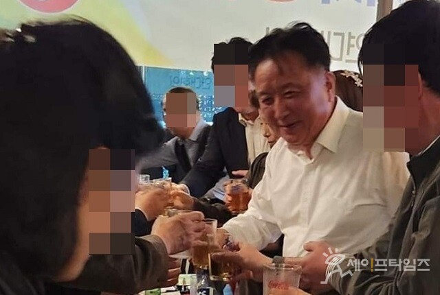 ▲ 김영환 충북지사가 제천 산불 당시 현장을 방문하지 않고 술자리를 갖고 있다. ⓒ 페이스북 캡쳐