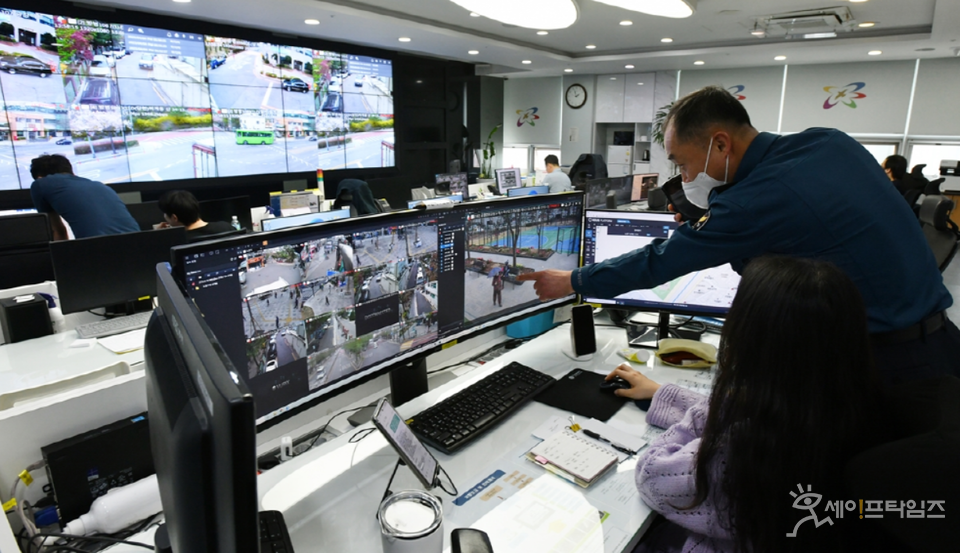 ▲ 서울 노원구 스마트도시통합운영센터 관제 요원이 CCTV 화상순찰을 하고 있다. ⓒ 노원구