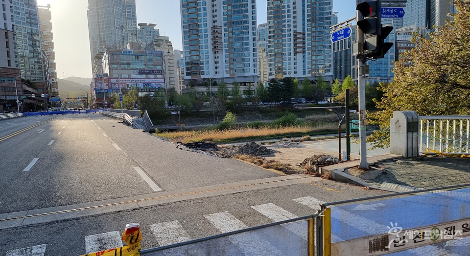 ▲ 붕괴된 경기 성남시 분당구 정자교 보행자도로. ⓒ 세이프타임즈