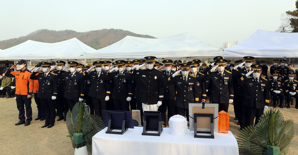 ▲ 지난 3월 9일 오후 국립대전현충원에서 순직한 고 성공일 소방교의 안장식이 거행되고 있다. ⓒ 연합뉴스