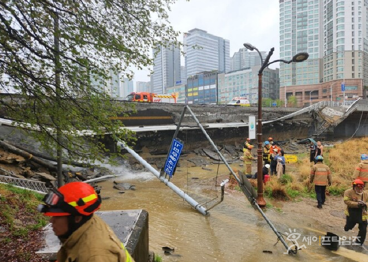 ​▲ 경기 성남시 분당구 정자교 보행자도로가 붕괴하는 사고가 발생해 소방당국이 현장을 수습하고 있다. ⓒ 경기소방재난본부