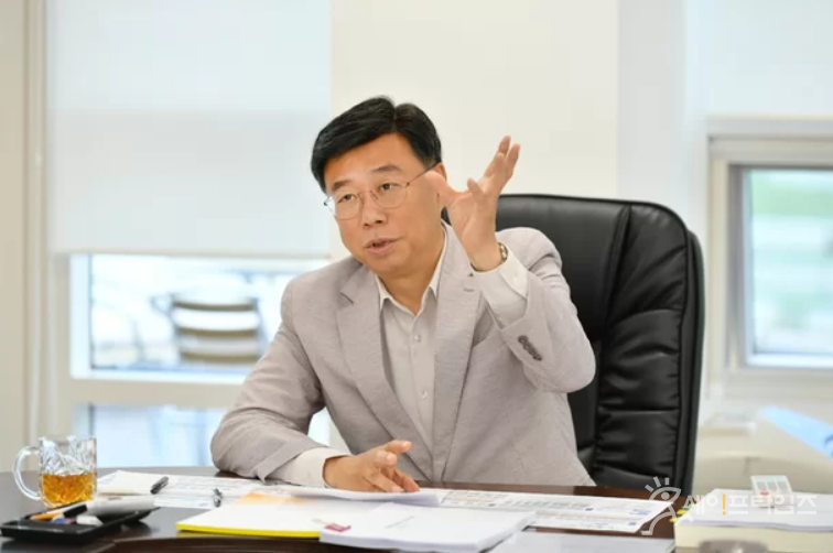 ▲ 신상진 경기 성남시장이 시청사에서 시정 운영 방향에 대해 설명하고 있다. ⓒ 성남시