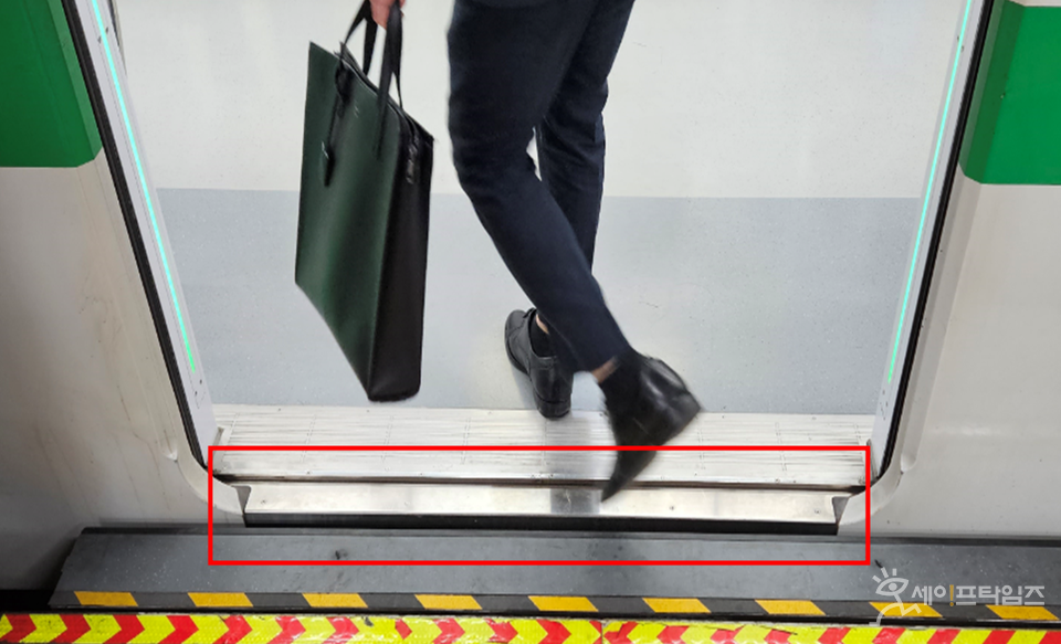 ▲ 지하철 승강장 발빠짐 사고를 막아주는 자동안전발판. ⓒ 서울시