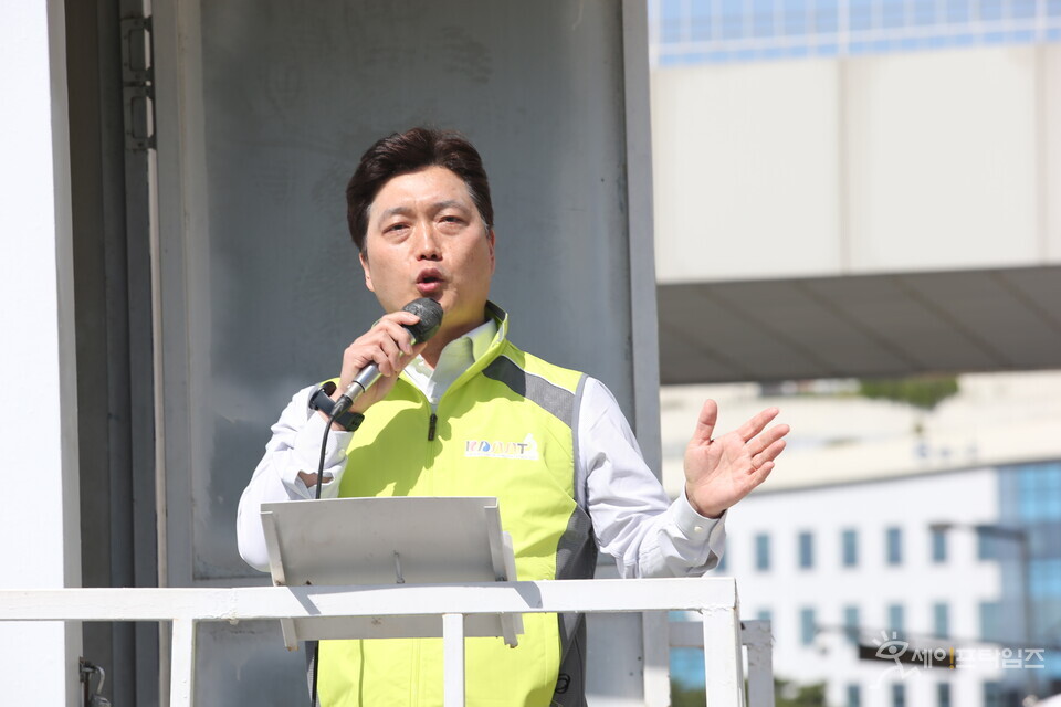 ▲ 9일 세종시 보건복지부 청사 앞에서 대한임상병리사협회 회원들이 보건복지부의 '응급구조사 업무범위 조정안'에 대한 반대 집회를 열고 있다. ⓒ 세종/김미영 기자