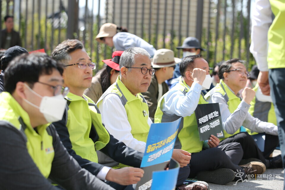 ▲ 9일 세종 보건복지부 청사 앞에서 대한임상병리사협회 회원들이 보건복지부의 '응급구조사 업무범위 조정안'에 대한 반대 집회를 열고 있다. ⓒ 세종/김미영 기자
