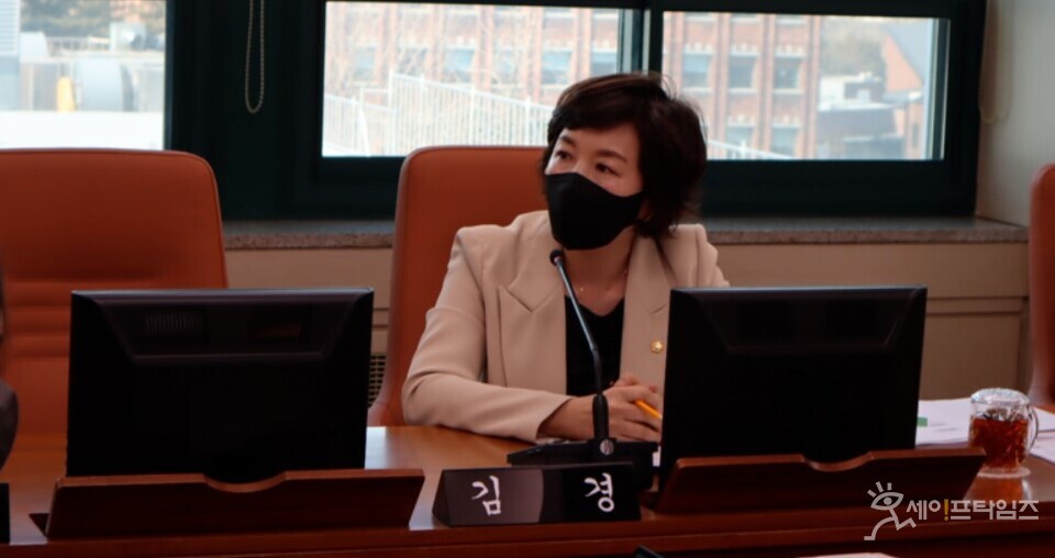 ▲ 김경 서울시의원이 학교폭력 예방교육 프로그램 수정을 요구하고 있다. ⓒ 의원실