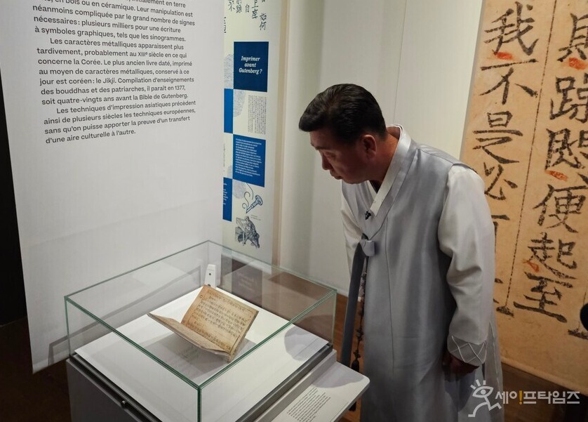▲ 이범석 충북 청주시장이 프랑스 국립도서관에서 직지 원본을 보고 있다. ⓒ 청주시