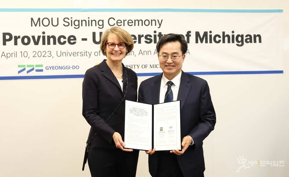 ▲ 김동연 경기지사가 로리 맥컬리(Laurie McCauley) 미시간대 부총장과 청년 해외연수 지원 업무협약을 했다. ⓒ 경기도