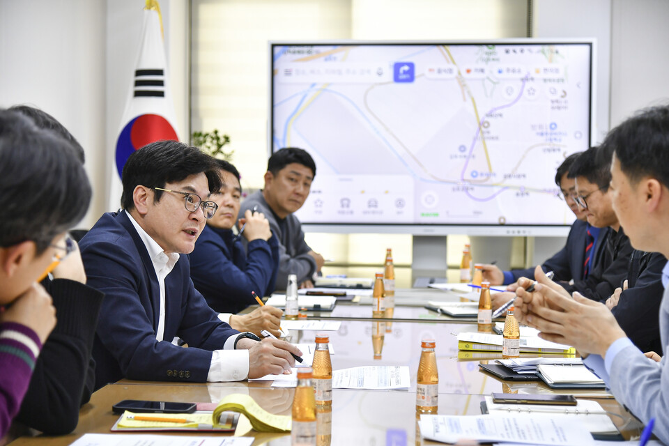 ▲ 김병수 경기 김포시장(왼쪽 첫번째)이 김포도시철도 혼잡률 완화 방안 긴급회의를 하고 있다. ⓒ 김포시
