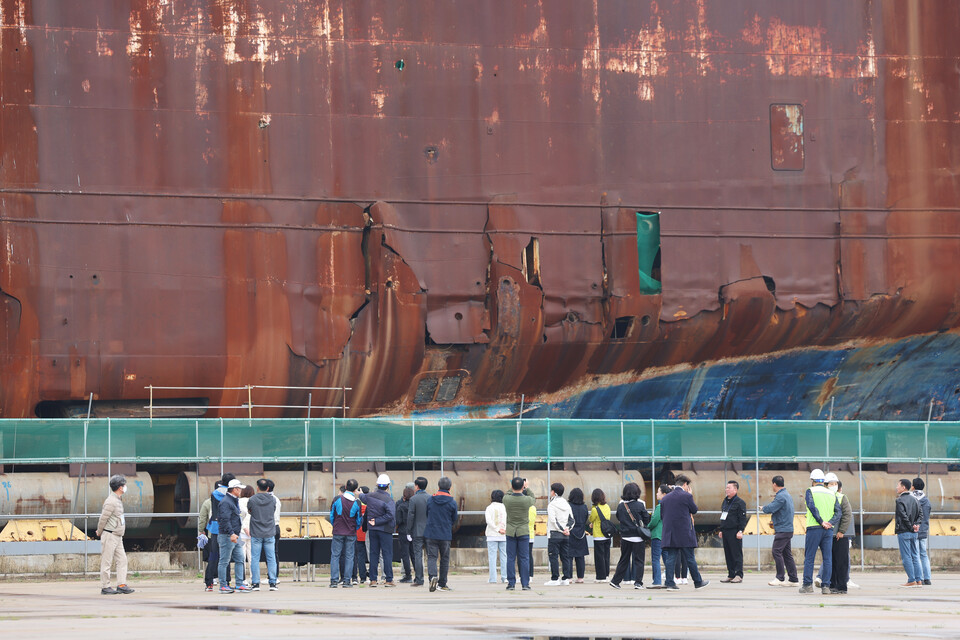 ▲ 세월호 참사 9주기를 맞은 16일 세월호 선체가 거치된 전남 목포시 목포신항에서 '세월호 참사 9주기 기억식'이 열리고 있다. ⓒ 연합뉴스