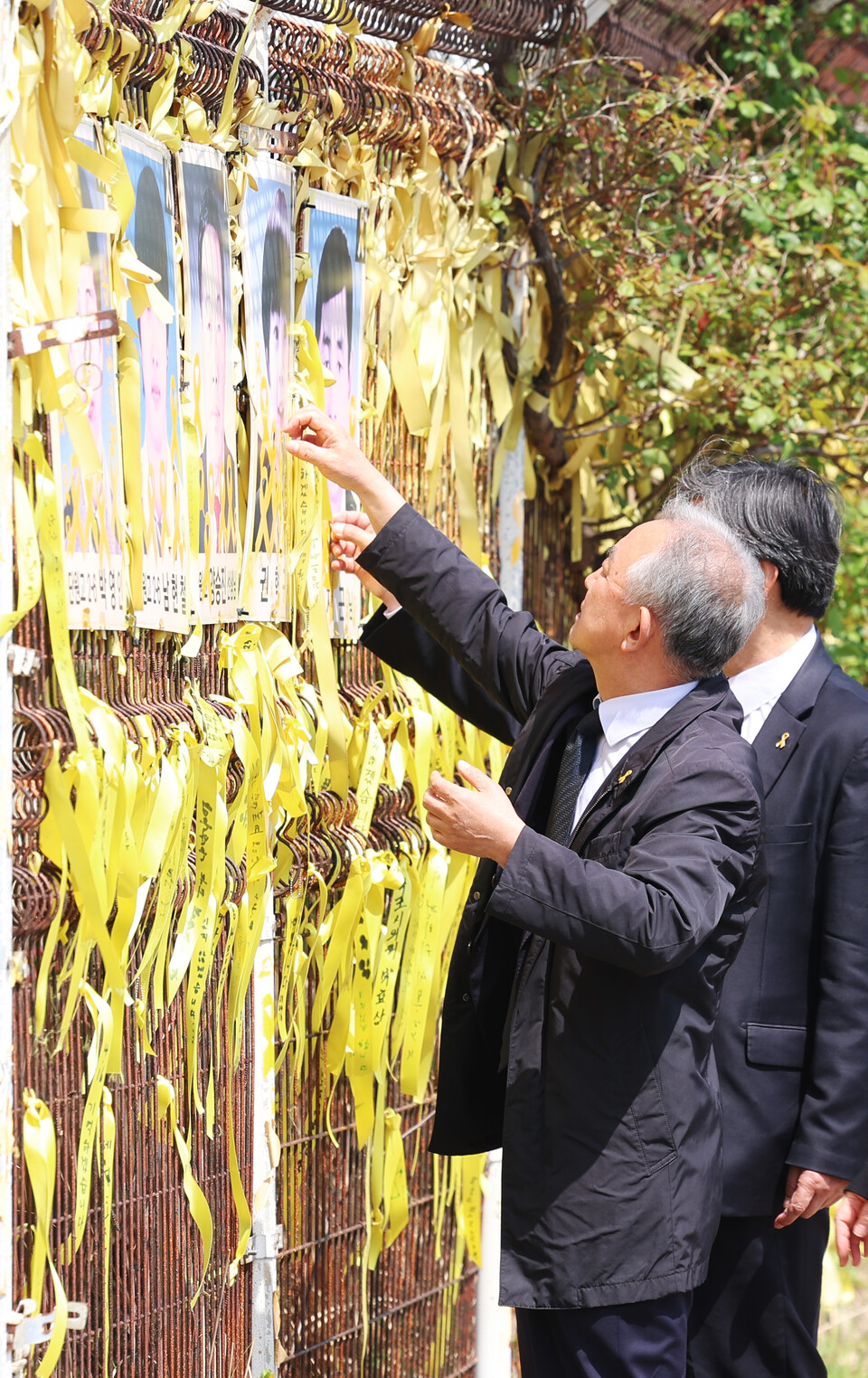 ▲ 세월호 참사 9주기, 전남 진도군 임회면 팽목항 방파제를 찾은 추모객이 9년 전 그날을 떠올리고 있다. ⓒ 연합뉴스