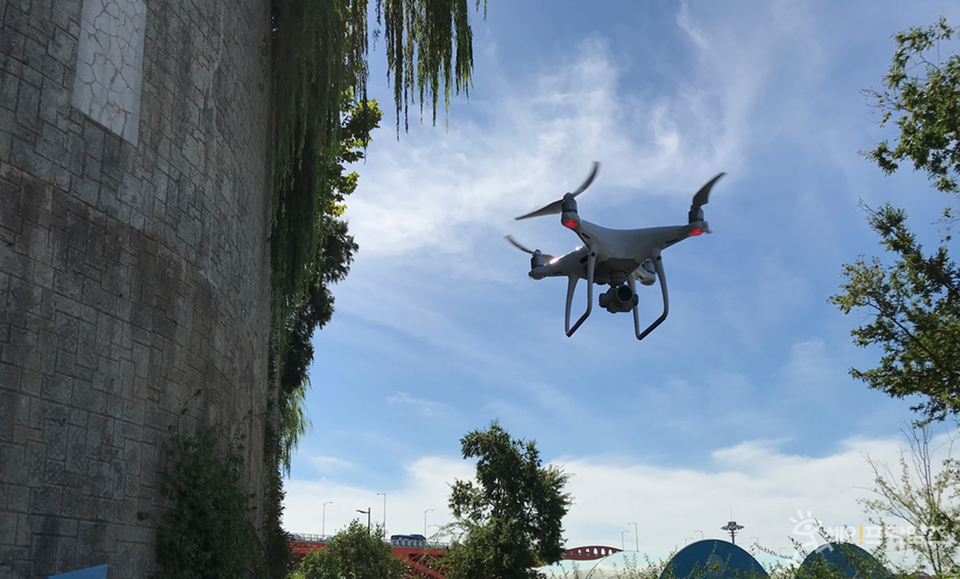 ▲ 드론이 고층 건물 등 인력으로 점검이 어려운 곳을 살피고 있다. ⓒ 서울시