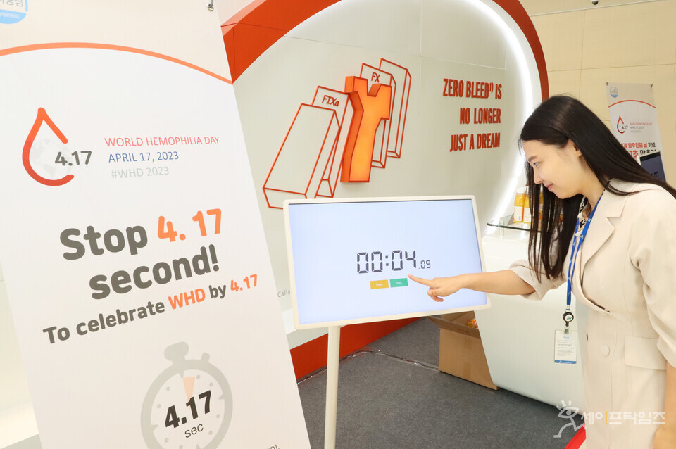 ▲ JW중외제약 관계자가 서울 서초동 본사 로비에서 4.17초 스톱워치 이벤트에 참여하고 있다. ⓒ JW중외제약