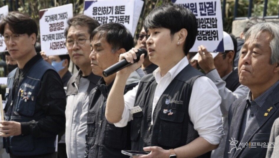 ▲ 조문경 전국금속노동조합원(왼쪽 네번째)이 쌍용차 국가손해배상 소송중단 촉구 기자회견에서 피해자들이 겪고 있는 정신적 트라우마를 호소하고 있다. ⓒ 김성진 기자