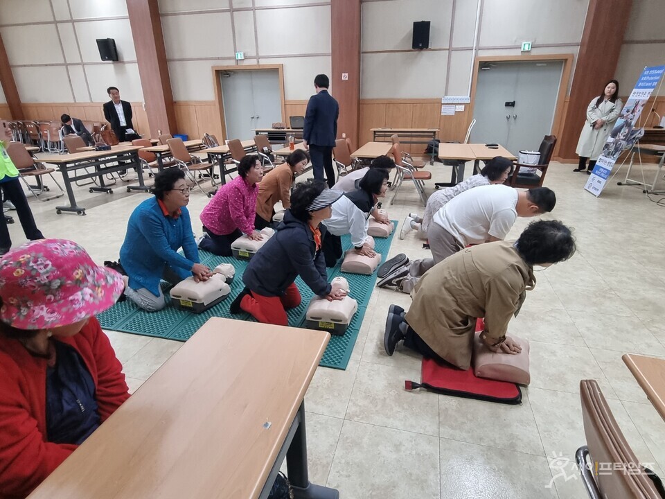 ▲ 충북 진천군 지역내 노래교실 수강생들이 심폐소생술 교육을 받고 있다. ⓒ 진천군