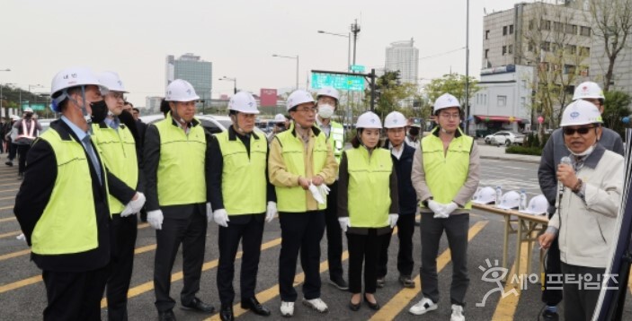 ▲ 서울시의회 도시안전건설위원회 관계자들이 염곡동서지하차도 방음터널 교체현장을 방문해 방재대책을 점검하고 있다. ⓒ 서울시의회