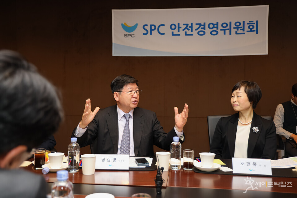 ▲ 정갑영 SPC안전경영위원장(왼쪽)이 5차 정기 회의에서 안전 강화와 관련된 계획들이 차질 없이 진진행되도록 독려하고 있다. ⓒ SPC안전경영위원회