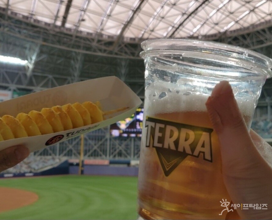 ▲ 야구장에서 캔 음료 구입 때 제공되던 일회용 컵이 사라진다. ⓒ 신승민 기자