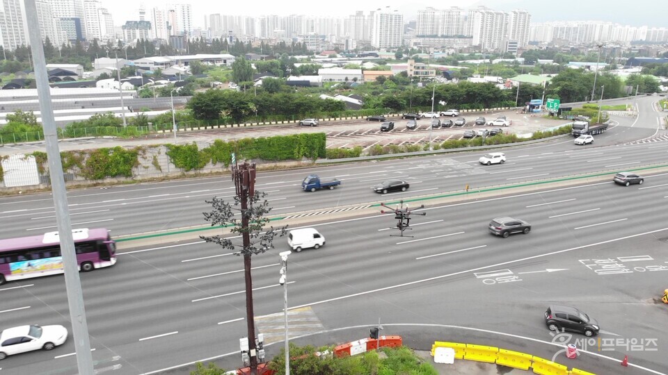 ▲ 교통안전드론으로 법규위반차량을 단속하고 있다. ⓒ 한국도로공사