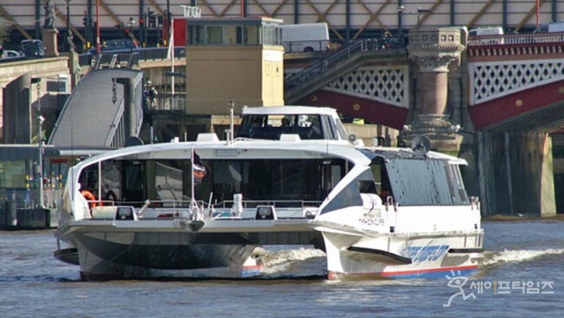 ▲ 영국 런던 템스강에서 운행되고 있는 수상 버스. ⓒ 서울시